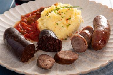 Saucisses confites boudin basque purée piperade